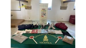 Capi di abbigliamento contraffatti, blitz in un'azienda logistica