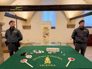 Operazione della guardia di finanza: sequestro di cocaina, marijuana e sigarette elettroniche con THC