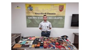 Blitz delle fiamme gialle alla "Fiera d'autunno", migliaia di prodotti sequestrati