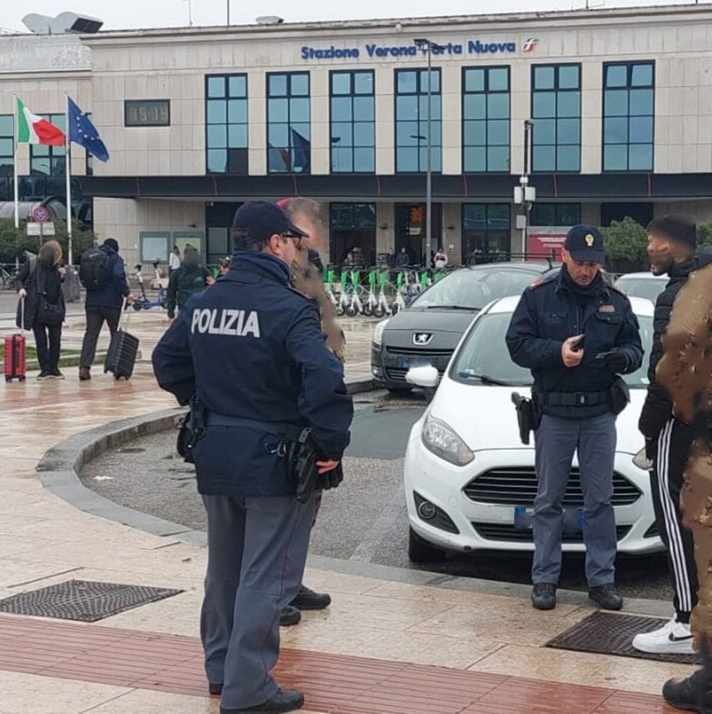 Si aggira in stazione con una spranga di ferro: calci e pugni agli agenti della Polfer