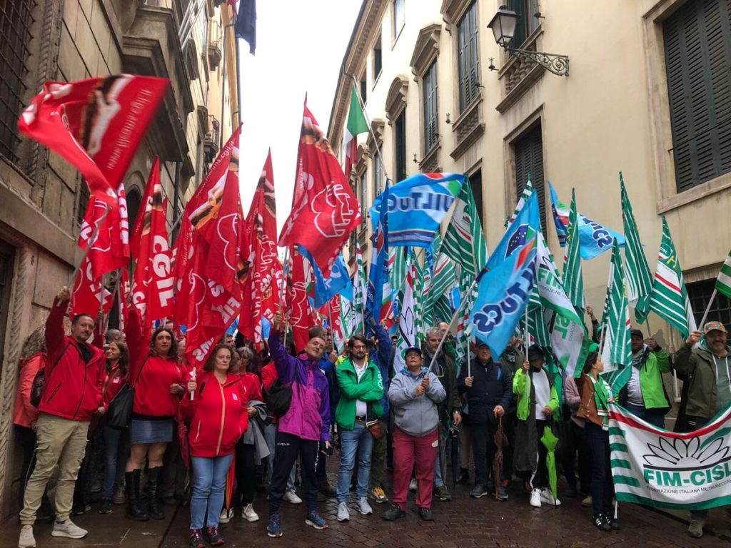 Presidio dei sindacati davanti alla prefettura di Vicenza: "Basta morti sul lavoro"