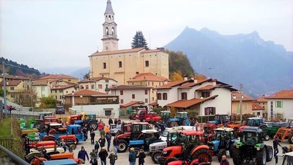 Festa del Ringraziamento a Carrè, sfilata dei trattori, bancarelle, stand gastronomico