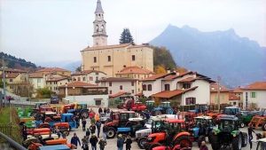 Festa del Ringraziamento a Carrè, sfilata dei trattori, bancarelle, stand gastronomico