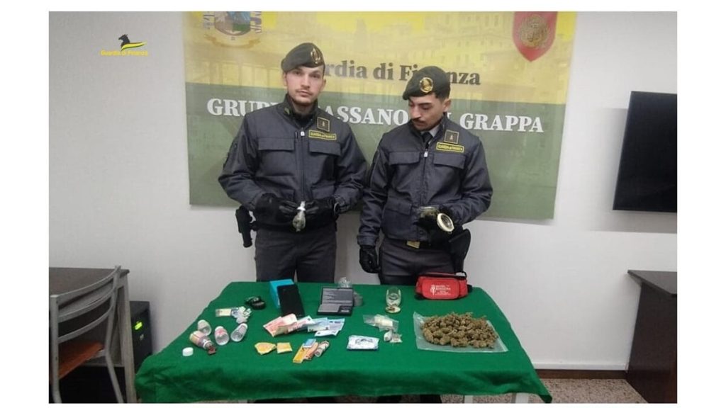 Cerca di allontanarsi appena vede i finanzieri, fermato e arrestato per spaccio