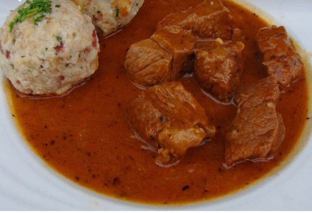 Festa della Patata e del Würstel: canederli, gulasch, strauben, tante specialità tirolesi e birra