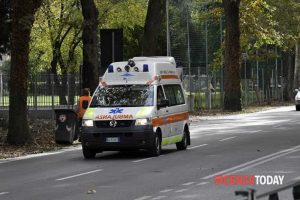 Schianto tra uno scooter e un'ambulanza, in ospedale un motociclista