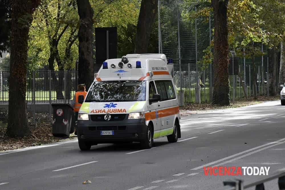 Schianto tra uno scooter e un'ambulanza, in ospedale un motociclista