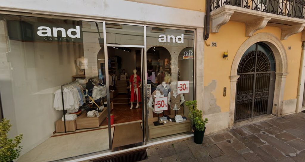 Ruba un giaccone all'interno di un negozio in centro, 47enne inseguito dalla commessa a piedi: fermato dalla polizia