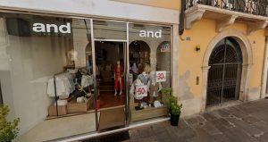 Ruba un giaccone all'interno di un negozio in centro, 47enne inseguito dalla commessa a piedi: fermato dalla polizia
