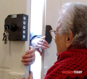 Falsi operatori gas si presentano alla porta degli anziani per raggirarli