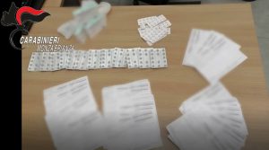 Il medico che per 30 euro faceva false ricette di oppioidi: 8 arresti e affari per oltre 1 milione di euro