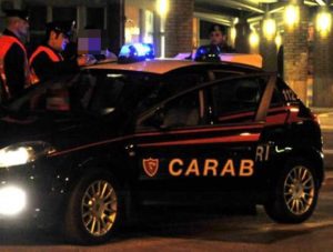 Allontanato dalla famiglia per episodi violenti viene sorpreso sotto casa: arrestato