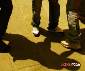 Nottata violenta, aggrediti anche due carabinieri: infiamma il dibattito politico