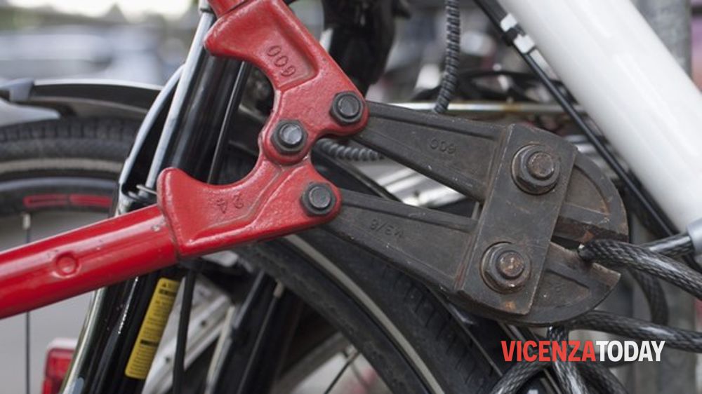 Furto di una bici, la polizia rintraccia e denuncia i responsabili