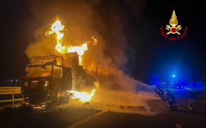 Tir con un carico di lavatrici prende fuoco in autostrada, traffico bloccato