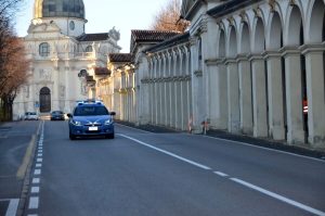 Sorpreso in città nonostante il Foglio di Via, tenta la fuga e si scaglia contro gli agenti
