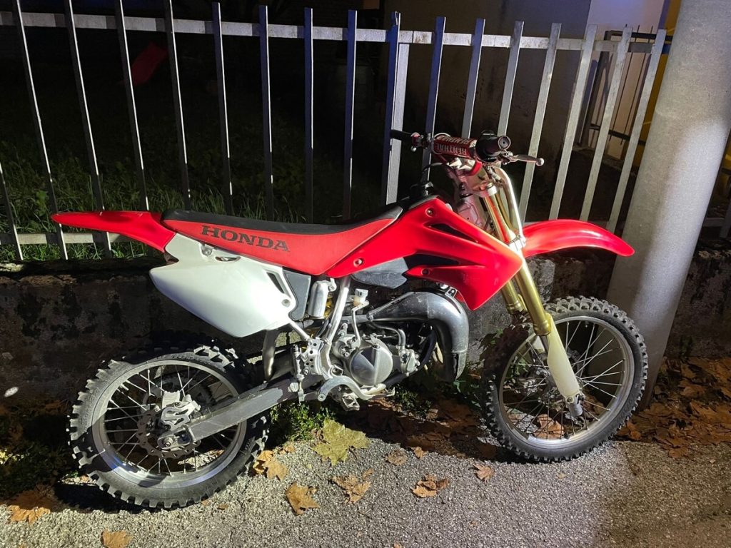 Gira in moto senza targa e fari, fuga folle dalla polizia per le vie della città