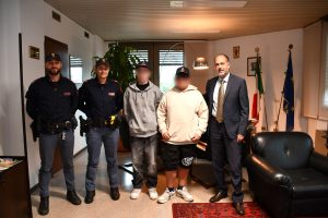 Aiutano un'anziana derubata e le recuperano la borsa: premiati due ragazzi
