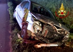 Finisce con l’auto in un fossato, ferita una giovane