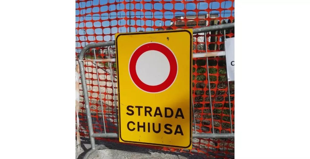 Cedimenti sulle strade, lavori di sistemazione in via dei Laghi e in via La Marmora