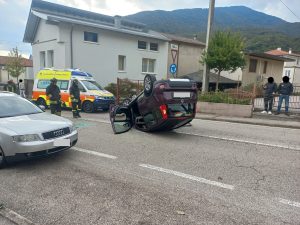 Esce di strada con l'auto che si ribalta, ferita 79enne