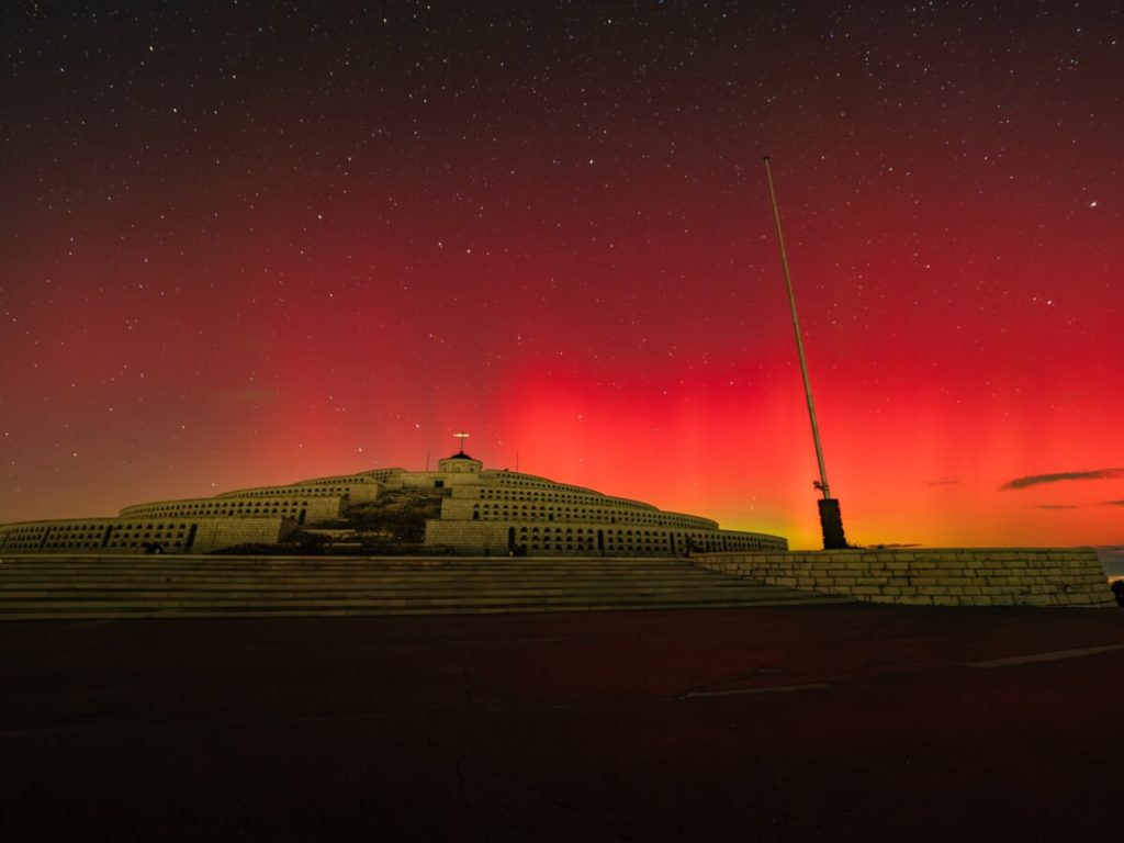 Aurora boreale straordinaria nel vicentino, perchè il cielo si colora così