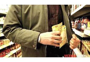 Rubano sushi, pizzette e tramezzini al supermercato: "Volevamo solo fare un aperitivo"