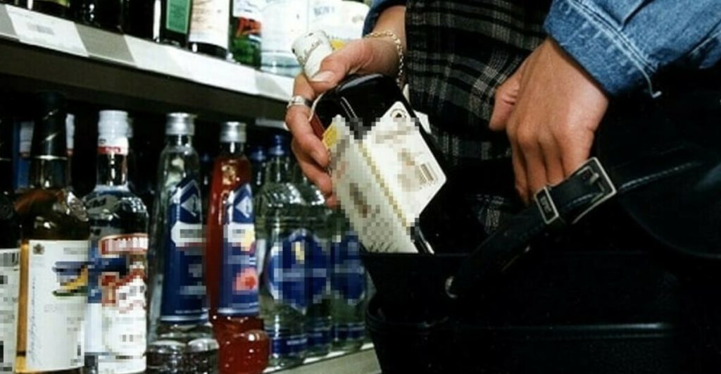 Ruba alcolici al supermercato, denunciato