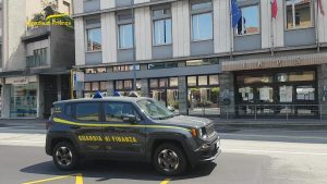 Lavoro "nero" in opificio: tra gli irregolari anche un clandestino, capannone sotto sequestro