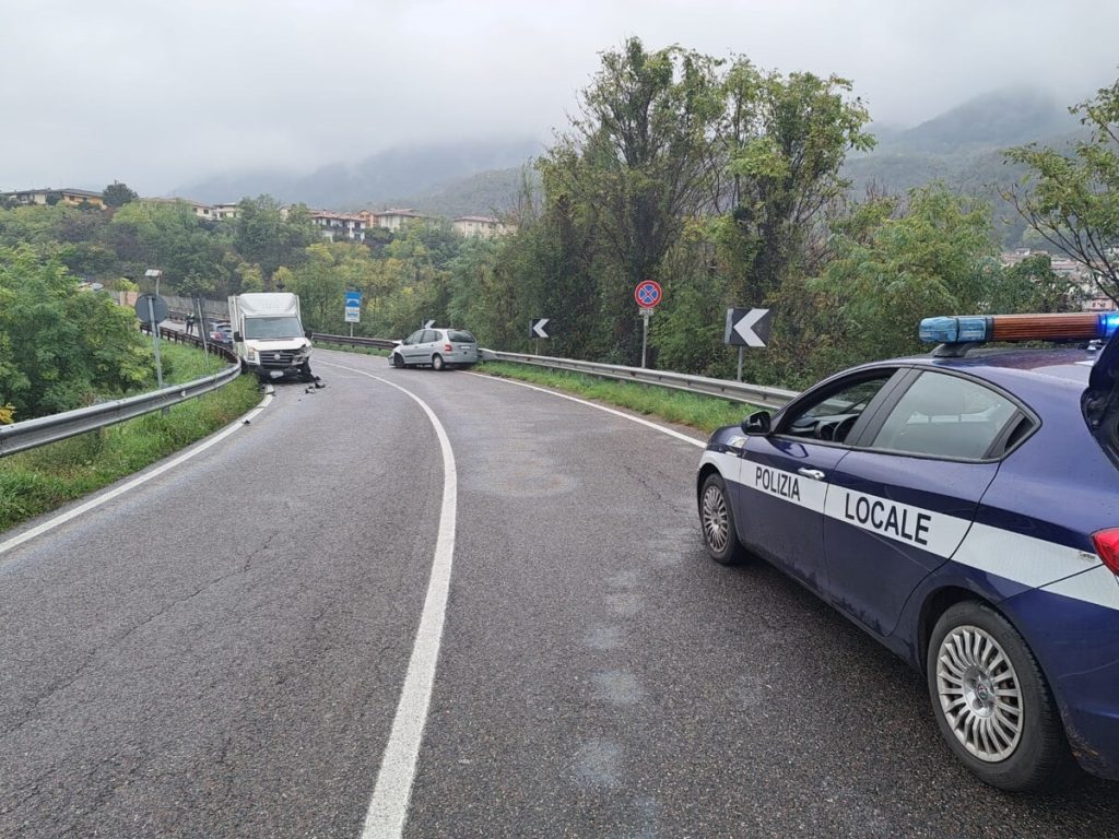 Schianto frontale tra un'auto e un furgone, due feriti