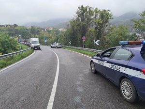 Schianto frontale tra un'auto e un furgone, due feriti