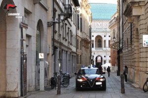 Fermato con 60 dosi in tasca, 30enne arrestato per spaccio