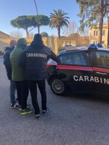 Droga nascosta nei calzini e tra i sedili dell’auto: arrestato 37enne