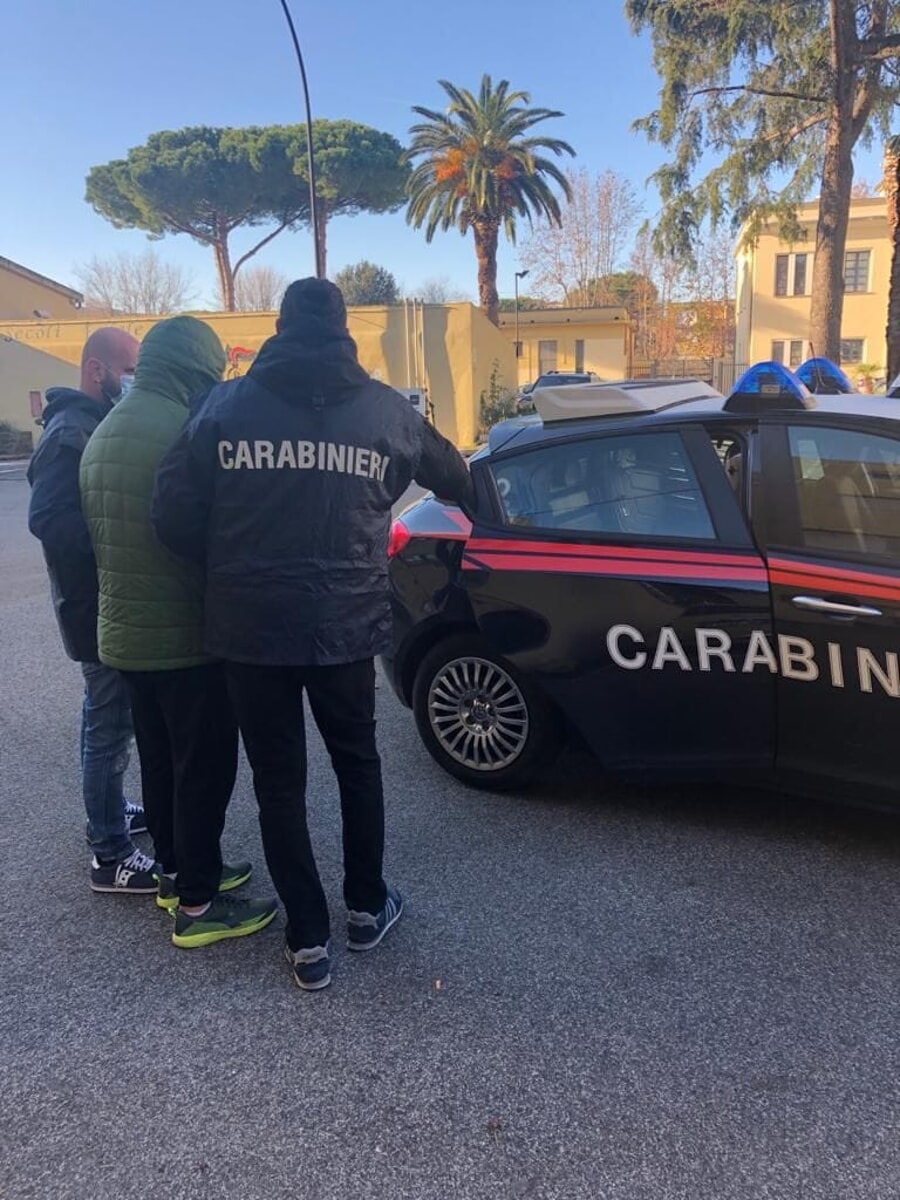 Droga nascosta nei calzini e tra i sedili dell’auto: arrestato 37enne