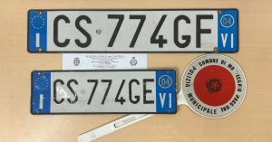 Modifica la targa dell’auto (sotto sequestro) per sfuggire ai controlli