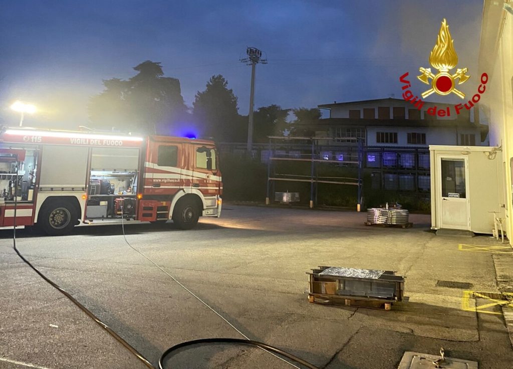 In fiamme un quadro elettrico di un'azienda di cromatura, l'intervento dei pompieri