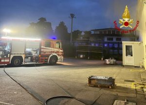 In fiamme un quadro elettrico di un'azienda di cromatura, l'intervento dei pompieri