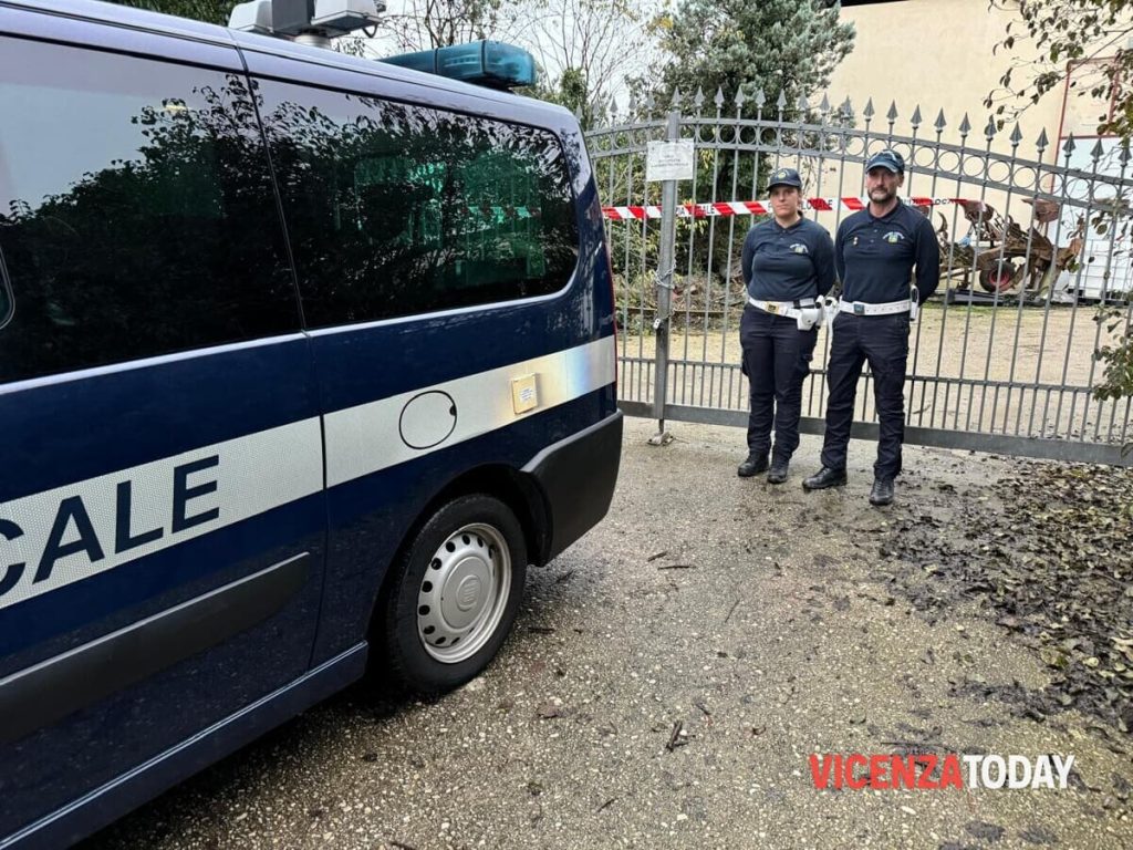 Officina abusiva in una stalla, all'interno trenta auto in riparazione