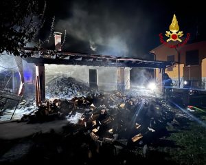 Fiamme dalla legnaia, salva l'abitazione