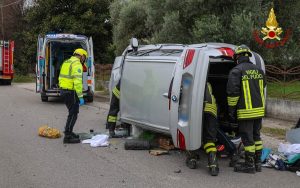 Auto finisce fuoristrada e si rovescia: due feriti