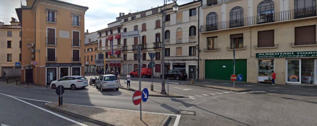Discussione per un parcheggio degenera in lite con spinte e ceffoni