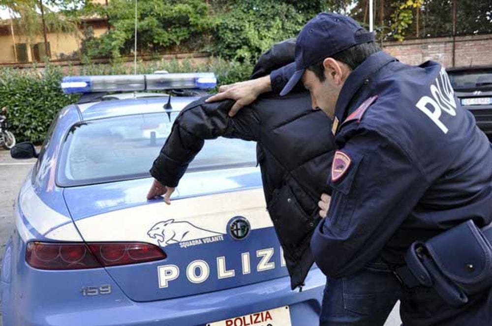Commerciava prodotti contraffatti, rintracciato e arrestato