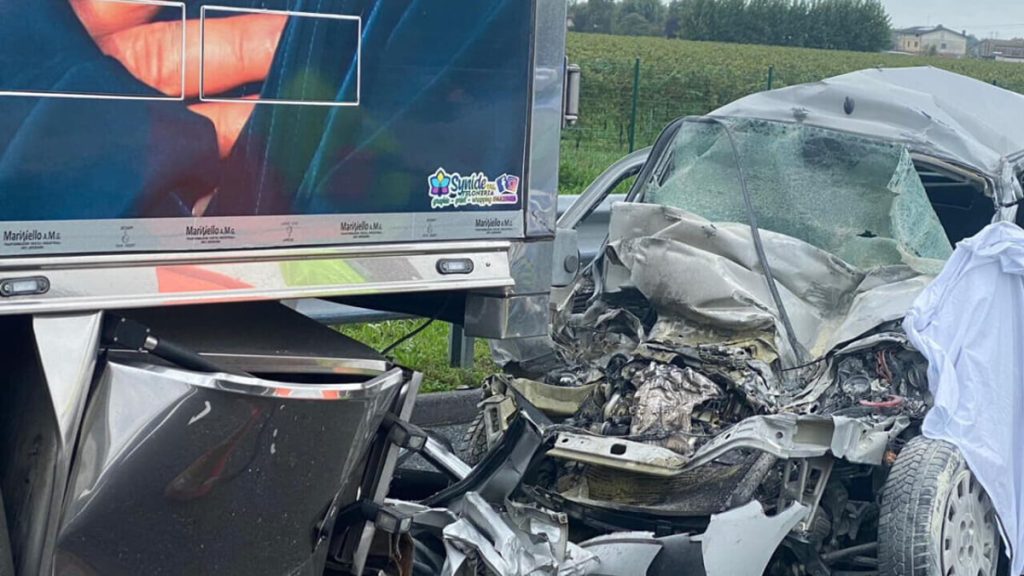 Auto finisce contro un mezzo pesante in autostrada, muore un vicentino