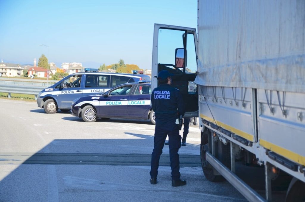 Camionisti alla guida con documenti falsi: multati e denunciati