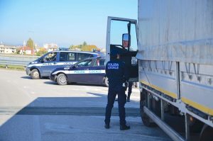 Camionisti alla guida con documenti falsi: multati e denunciati