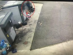 Rifiuti abbandonati in quartiere, individuati i responsabili