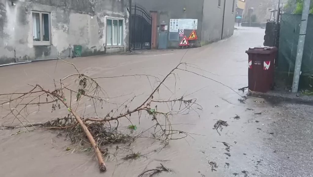 Maltempo nel Vicentino, acqua in strada a San Tomio di Malo (VIDEO)