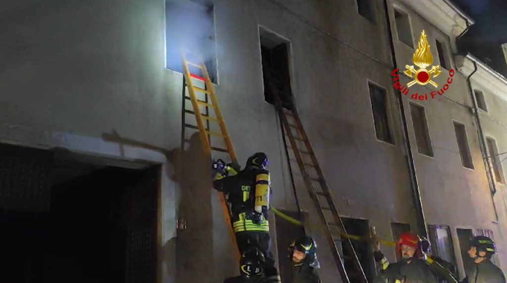 Fiamme dall'edificio in ristrutturazione: ignote le cause