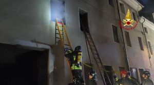 Fiamme dall'edificio in ristrutturazione: ignote le cause