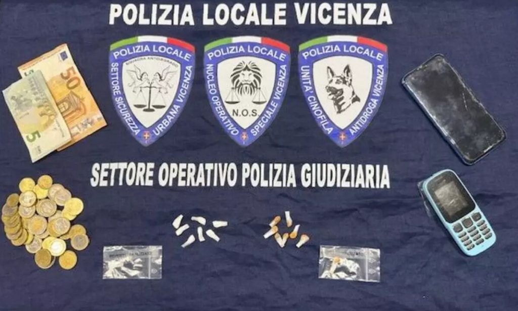 Fugge alla vista degli agenti, negli slip nascondeva cocaina ed eroina: denunciato